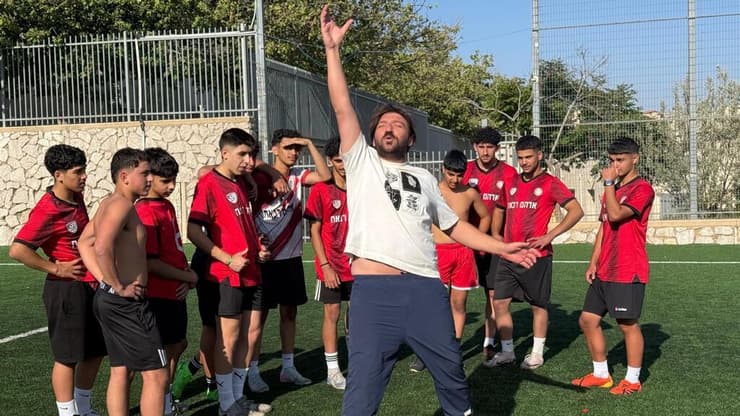 מתוך "המגרש"