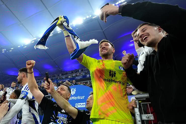 דניאל הוייר פרננדס חוגג אחרי משחק העלייה  