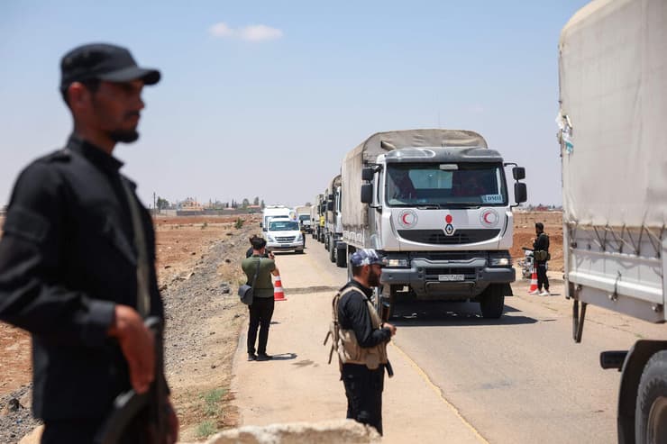 צילום: OMAR HAJ KADOUR / AFP משאיות סיוע הומניטרי בדרכן לא-סווידא, סוריה