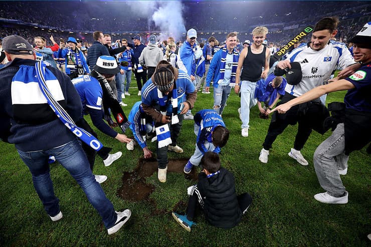 אוהדים לוקחים פיסות דשא מהאצטדיון