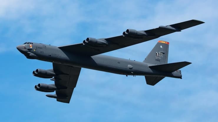 מטוס מפציץ אסטרטגי מדגם B-52 סטרטופורטרס של חיל האוויר האמריקני