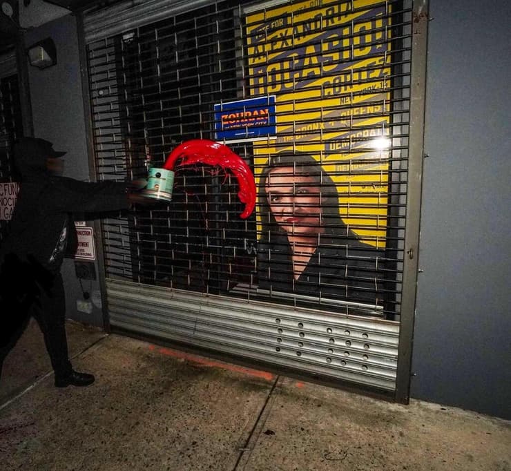 ארה"ב אלכסנדרייה אוקסיו קורטז משרד הושחת צבע דם כי לא הצביעה נגד ישראל