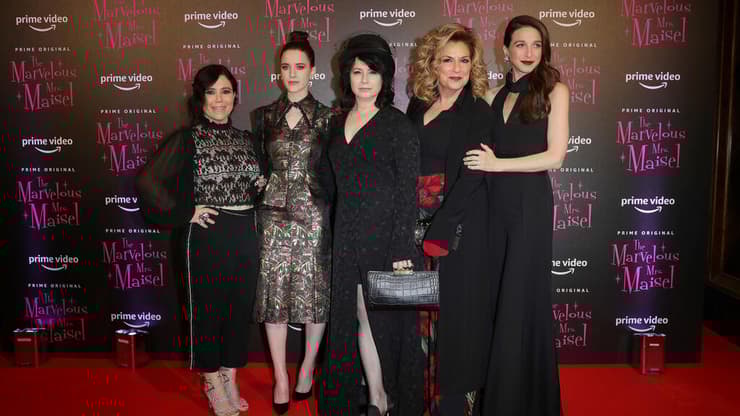 איימי שרמן-פלדינו במרכז, עם הקאסט של "גברת מייזל המופלאה"