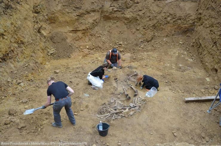 שרידי גופות שנמצאו בלובלין (צילום: IPN) שרידי גופות שנמצאו בלובלין