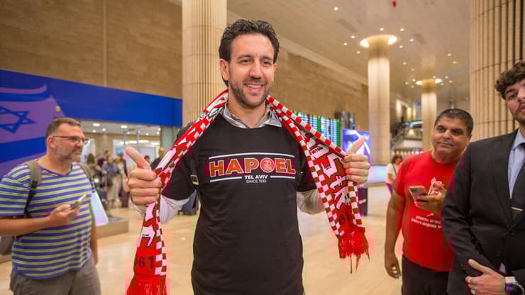 מיציץ' בישראל. לא פוחד מהמצב הבטחוני (צילום: עידו ארז) ואסיליה מיציץ' נחיתה הפועל תל אביב ת"א