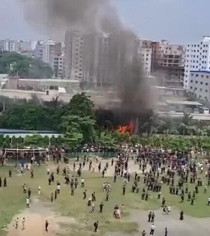 גם הטייס נהרג. האש שפרצה בחצר בית הספר אחרי ההתרסקות זירת התרסקות מטוס צבאי ב בנגלדש דאקה