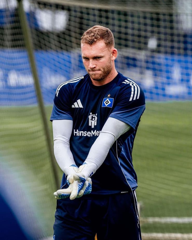 בקושי שיחק. פרץ במדי המבורג (צילום: מתוך האתר הרשמי של X) פרץ באימון