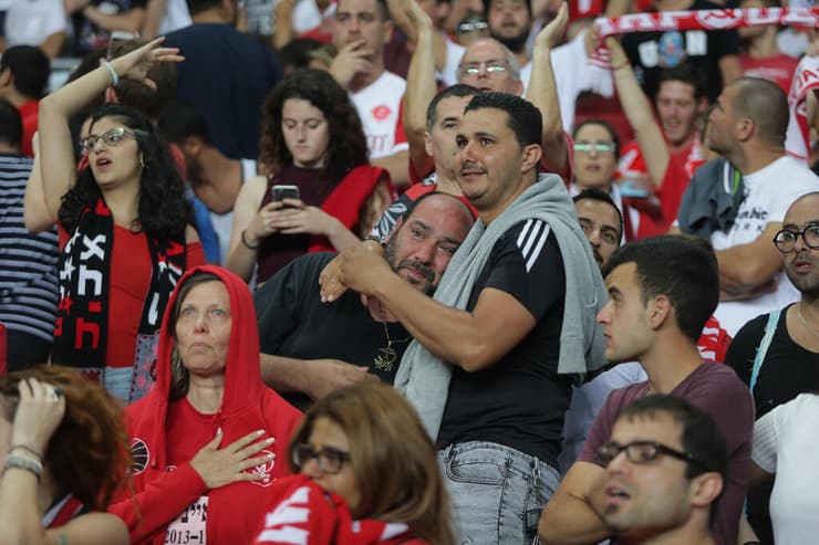 אוהדי הפועל תל אביב בוכים בעת הירידה לליגה הלאומית