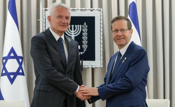 הרצוג והשגריר הוניאה (צילום: מעיין טואף / לע"מ) נשיא המדינה קיבל את כתב ההאמנה של שגריר פולין בישראל