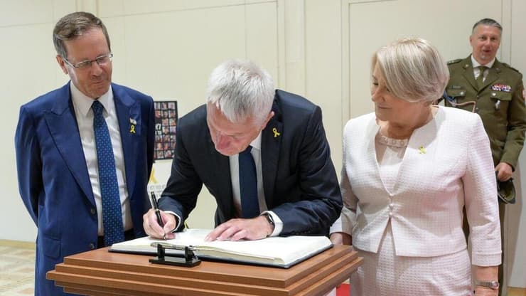 חותמים על כתב האמנה (צילום: מעיין טואף / לע"מ) נשיא המדינה קיבל את כתב ההאמנה של שגריר פולין בישראל