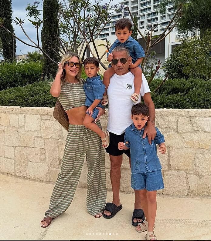 יוכי אפוליאון עם בעלה יוסי בן שמעון וילדיהם