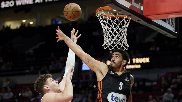 שחקן אולם מרסיו סנטוס מול שחקן פורטלנד טרייל בלייזרס דונובן קלינגן