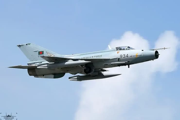 מטוס J-7 מתוצרת סין, ארכיון (צילום: ויקיפדיה / Shadman Samee) זירת התרסקות מטוס צבאי ב בנגלדש דאקה