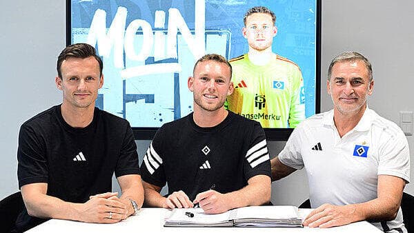 "לא יכול לחכות להתחיל". פרץ לצד קונץ וקוסטה במעמד החתימה (צילום: מתוך האתר הרשמי של המבורג) פרץ במעמד החתימה