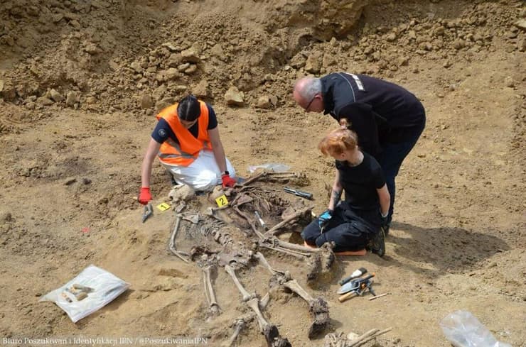 שרידי גופות שנמצאו בלובלין (צילום: IPN) שרידי גופות שנמצאו בלובלין