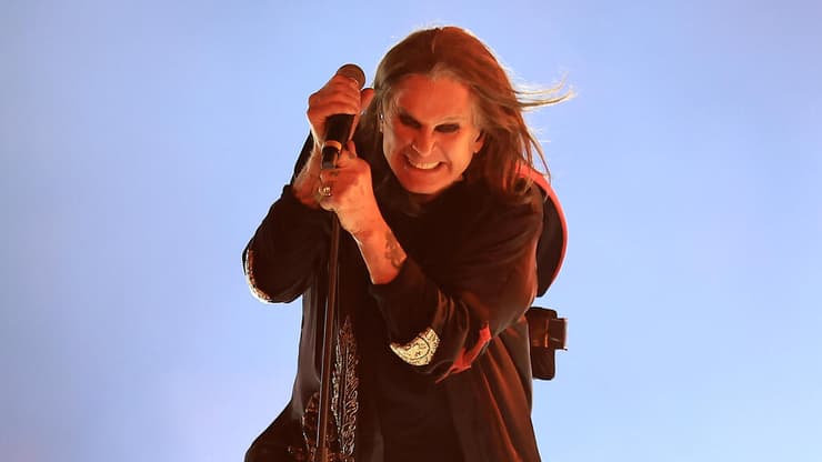 אוזי אוסבורן בהופעה, 2022 (צילום: Alex Pantling/Getty Images) אוזי אוסבורן בהופעה, 2022