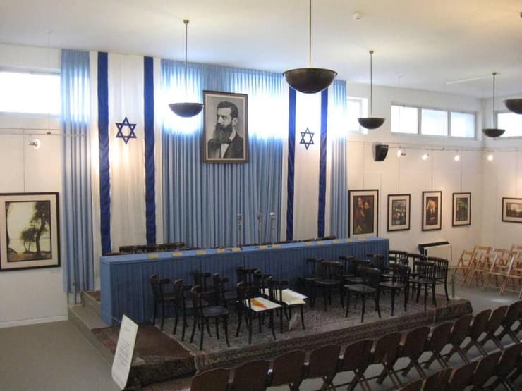 בימים של לפני השיפוץ אפשר היה לעמוד בחדר ההיסטורי ולדמיין את רגעי העבר בית העצמאות בימים יפים יותר