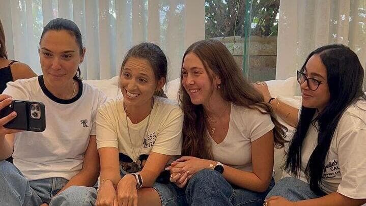 גל גדות נפגשת עם שורדות השבי