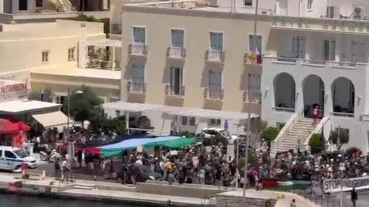 מאות ישראלים תקועים על ספינה ביוון בעקבות הפגנה פרו פלסטינית