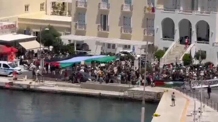 מאות ישראלים תקועים על ספינה ביוון בעקבות הפגנה פרו פלסטינית