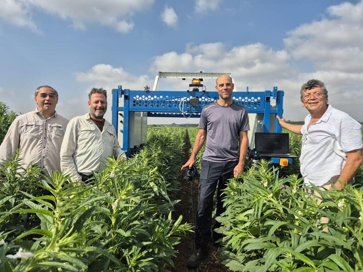 החוקרים עם הרובוט