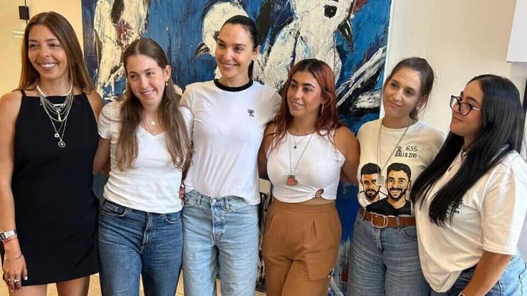 גל גדות נפגשת עם שורדות השבי