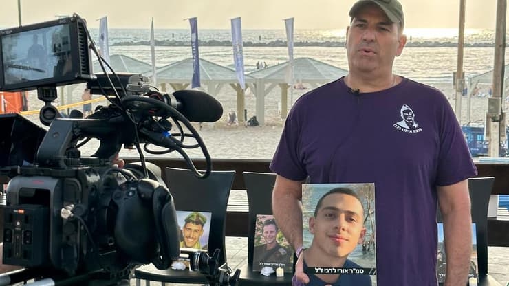 עידו דניאל אוחז בדיוקן של בן דודו, סמל אורי ג'רבי ז"ל   