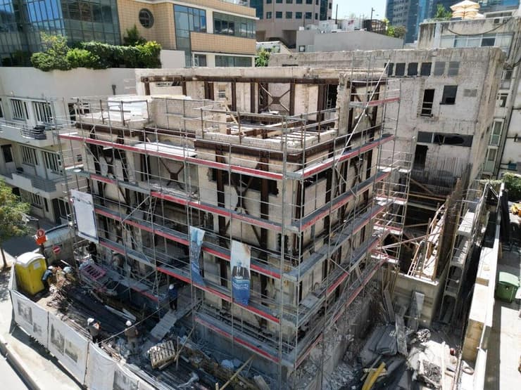 וכך זה נראה במאה ה-21 במהלך עבודות השיפוץ הבלתי נגמרות (צילום: זרח וילנאי) בית העצמאות במהלך השיפוץ