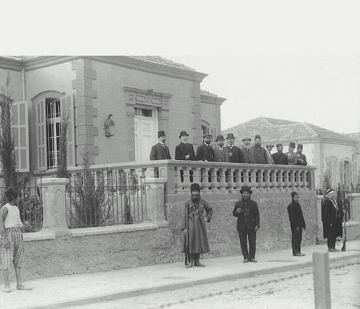 חברי ועד תל אביב במרפסת הבית ב-1913 (צילום: מתוך האוסף של אילן שחורי ) חברי ועד תל אביב במרפסת הבית