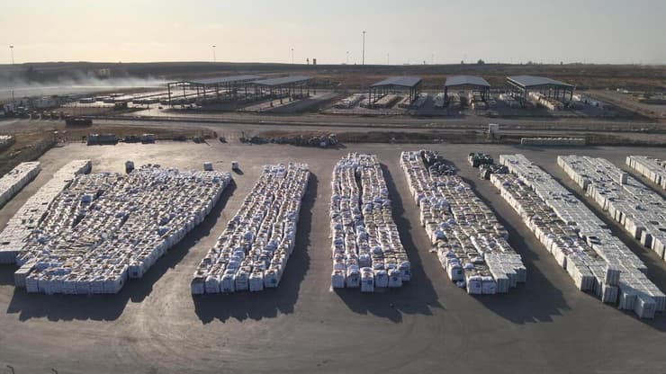 משאיות ממתינות לאיסוף והפצה מצד האו״ם בצד הפלסטיני של מעבר כרם שלום