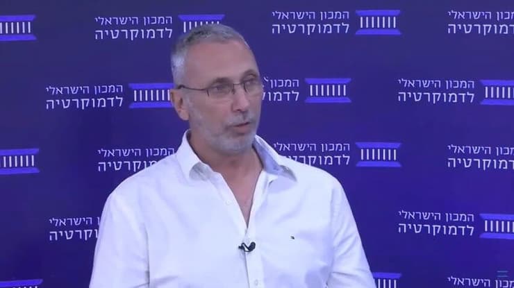 "המדיניות צריכה להיות כללית ולא לגעת ב'איך', אלא ב'מה" (צילום: המכון הישראלי לדמוקרטיה) עמי אשד, מפקד מחוז ת"א לשעבר, בכנס המכון הישראלי לדמוקרטיה