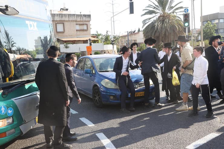 הפגנת חרדים בצומת קוקה קולה