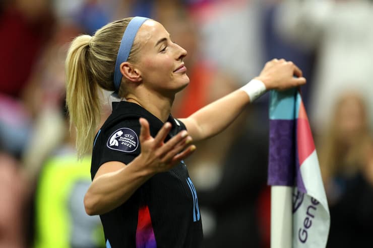 קלואי קלי במחווה לתיירי הנרי (צילום: Eddie Keogh/Getty Images) קלואי קלי