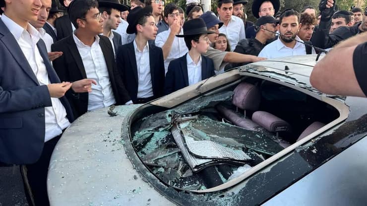 חרדים ניפצו שמשה לרכב עובר בזמן ההפגנה בירושלים