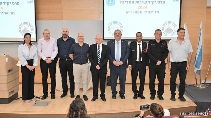 מימין לשמאל: מנהל אגף האצת מצוינות בנציבות שירות המדינה אלמוג שרב, רב-טפסר אייל כספי נציב כבאות והצלה, תת-טפסר אייל כהן סגן מפקד מחוז ירושלים כבאות והצלה (זוכה בפרס), נציב שירות המדינה פרופ' דניאל הרשקוביץ, מנהל המרכז הרפואי לגליל פרופ' מסעד ברהום (זוכה בפרס), ד"ר יובל לוי ראש חטיבת המרכזים הרפואיים, מנהל קרן הפיצויים ברשות המיסים אמיר משה דהן (זוכה בפרס), מנהל רשות המיסים שי ישראל אהרונוביץ, מנהלת מפעל העובד המצטיין ע"ש נח מוזס אורית נתח שם טוב