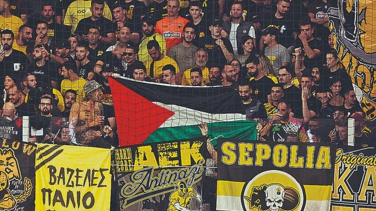 דגל פלסטין ביציע של א.א.ק אתונה