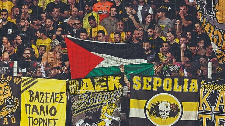 דגל פלסטין ביציע של א.א.ק אתונה