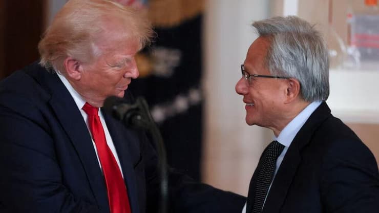 הנשיא טראמפ וג'נסן הואנג לוחצים ידיים (רויטרס) הנשיא טראמפ וג'נסן הואנג לוחצים ידיים