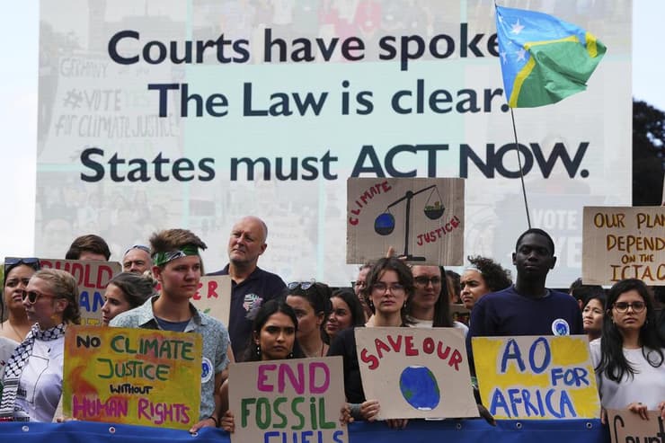 פעילי הסביבה מפגינים מחוץ לבית הדין הבינלאומי לצדק