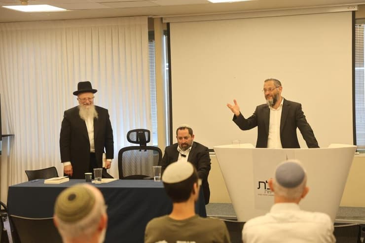 הרב אריאל בראלי לצד הרב אהרון כהן והרב שמואל אליהו בהשקת הספר