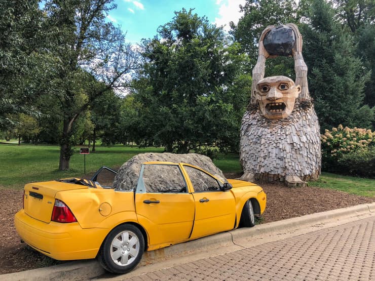 טרול ענק שהוכן מעץ ממוחזר על ידי האמן הדני תומאס דמבו וצוותו, באילינוי שבארה"ב