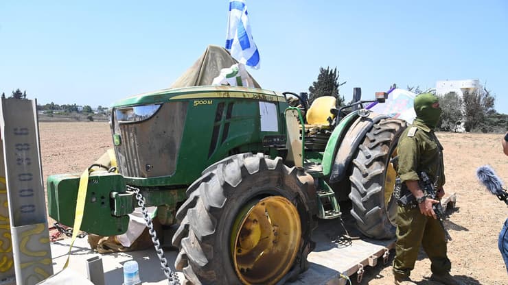 צילום: הרצל יוסף כוחות גבעתי איתרו טרקטור שנגנב מקיבוץ כבר עזה בשביעי באוקטובר