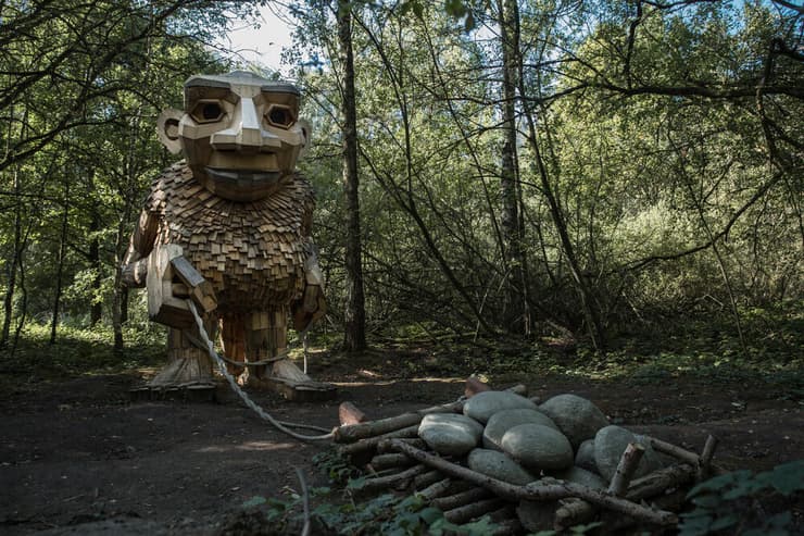 טרול ענק שהוכן מעץ ממוחזר על ידי האמן הדני תומאס דמבו וצוותו, באנטוורפן שבבלגיה