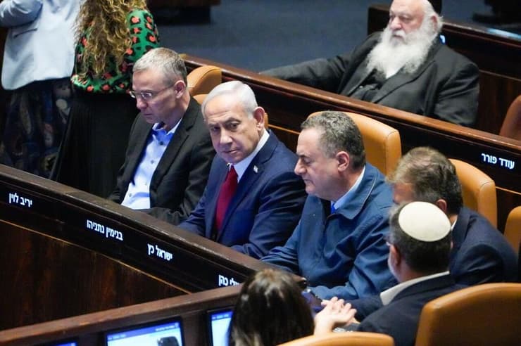 איתמר בן גביר, ישראל כ"ץ, אלי כהן, ביבי בנימין נתניהו, יריב לוין, יצחק גולדקנופף במליאת הכנסת