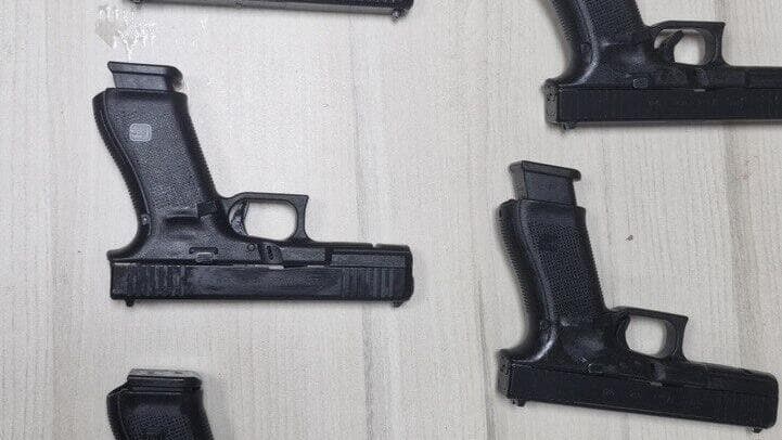 שוטרים עצרו נהג מונית שהסתיר ברכבו תיק שהכיל אקדחי גלוק