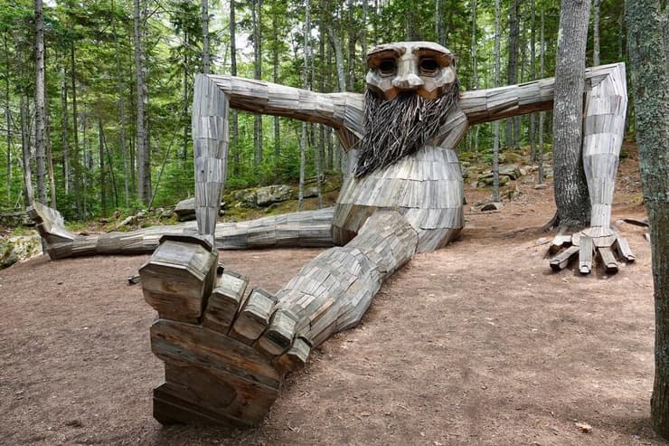 טרול ענק שהוכן מעץ ממוחזר על ידי האמן הדני תומאס דמבו וצוותו, בגנים הבוטניים של מיין בארה"ב