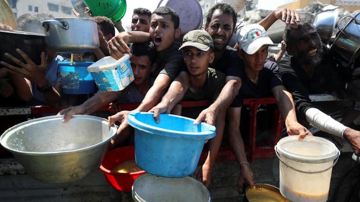 עומדים בראש התור לחלוקת מזון (צילום: REUTERS/Mahmoud Issa) חלוקת מזון בעזה