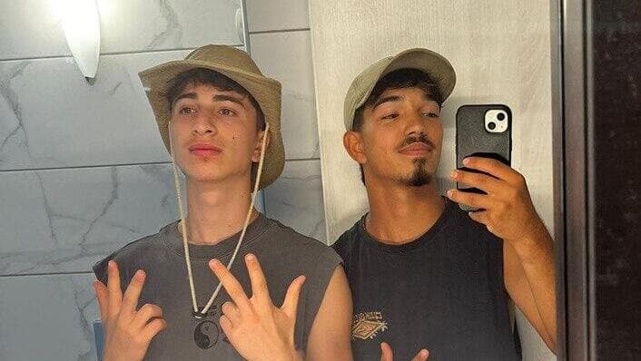 הנערים שהותקפו ברודוס. שחר מימין ויואב משמאל