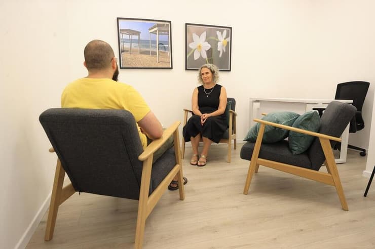 מרכז סיוע לגברים במצוקה של משרד הרווחה בטירת-כרמל (צילום: אלעד גרשגורן) מרכז טיפולי לגברים באלימות במשפחה