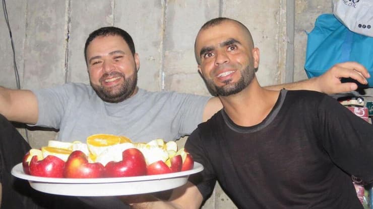 המחבלים מציגים את האוכל לראווה אוכל בשפע, על חשבון סבל התושבים - מחבלי חמאס במנהרות